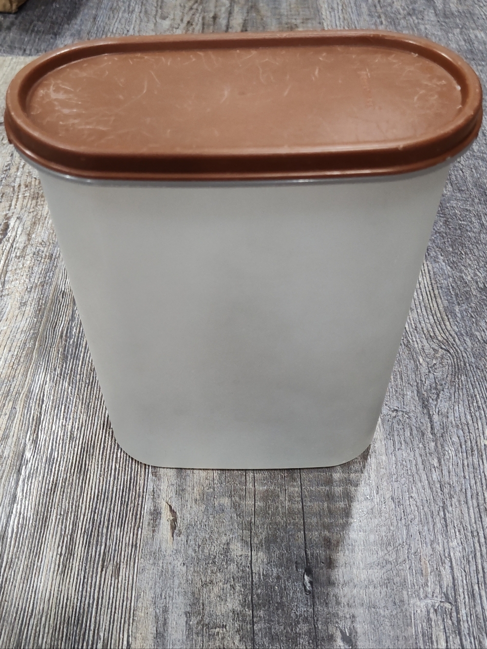 Tupperware 9 3/4 Cup Capacity Storage Container W/Oval Brown Lid, 1614-24